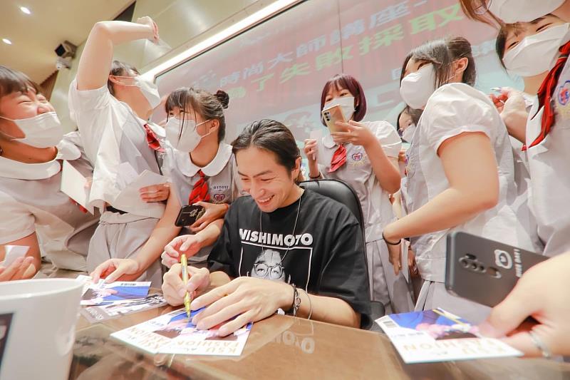 福地祐介受到高中生熱烈歡迎