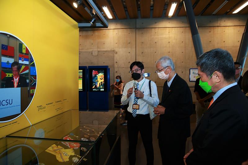 策展人黃裕元向中央研究院院士李遠哲（中）及文化部長李永得（右）導覽李遠哲榮獲的巴拿馬、巴西及法國國家勳章