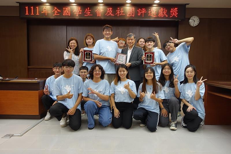 圖說三：日間部學生會獻獎