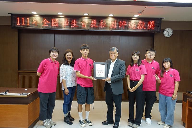 圖說四：基服社獻獎