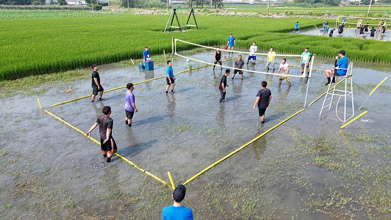 水田排球賽開打，大葉大學學生擔任裁判