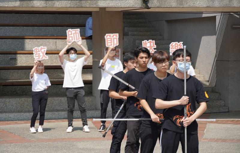 火舞社在M棟廣場快閃表演。