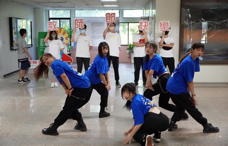 街舞社在行政大樓3樓快閃表演。