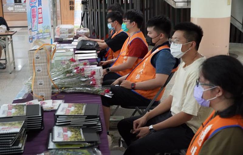 有品社擺攤發放教師節卡片、鮮花和禮盒。