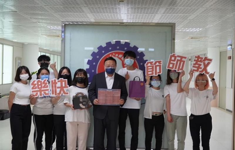 中華大學學生會長張誠恩（右4）率學生會幹部，送教師節卡片給校長表達感謝。