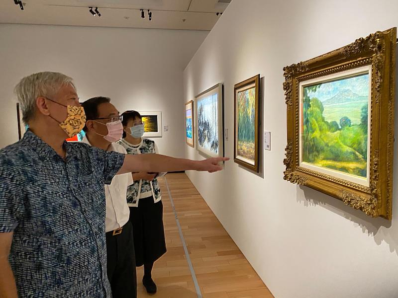 史博館梁永斐館長與創價美術館洪玉柱館長討論臺灣前輩藝術家廖德政先生作品