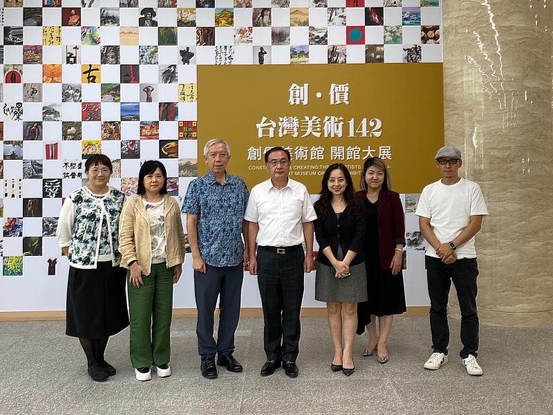 史博館梁永斐館長（左3）帶領館員一行拜會創價美術館洪玉柱館長（左4）、呂慧甄副館長（左5）、林志銳副館長（左6）並相互交流
