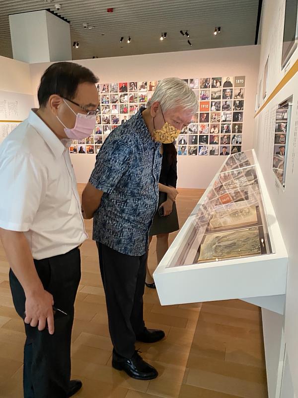 創價美術館洪玉柱館長向史博館梁永斐館長介紹該館開幕首展藏品