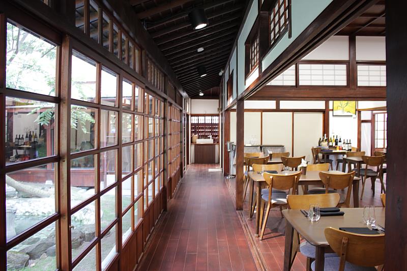 132糧倉保留了木造老屋的完整格局和建築特色，客人用餐之餘還可探索每個角落的細節，感受歷史的軌跡。