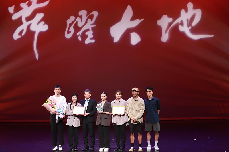 文化部長李永得（左3）與金牌獎–賴珮綸、蕭樂恩《你聽，我說》團隊合影