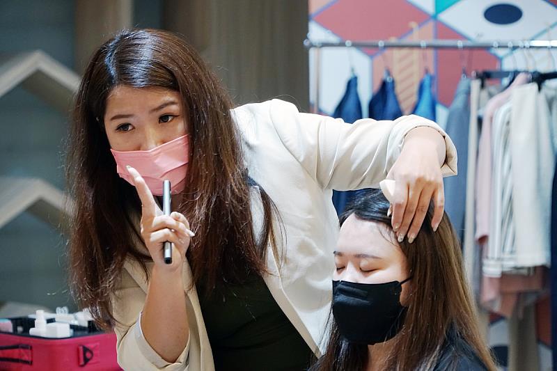 由「DFS形象管理顧問公司」創辦人暨台灣國際形象魅力顧問-黃瑀珍進行彩妝觀念講解及教學，令學員受益匪淺