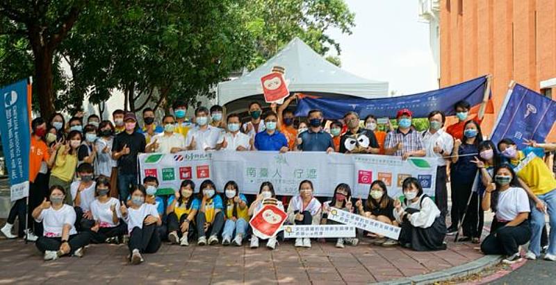 南臺科大111學年度｛南臺人佇遮｝USR × SDGs學生社群博覽會大合影。