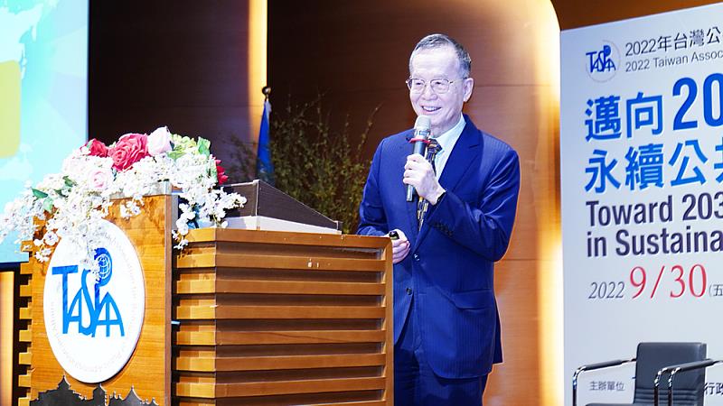 台灣永續能源研究基金會董事長簡又新以「因應氣候變遷政府的角色與挑戰」為題發表主題演講