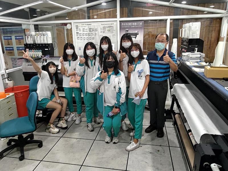 材料系莫定山主任(後排右1)帶領義峰高中時尚造型科學生參觀噴墨印花機