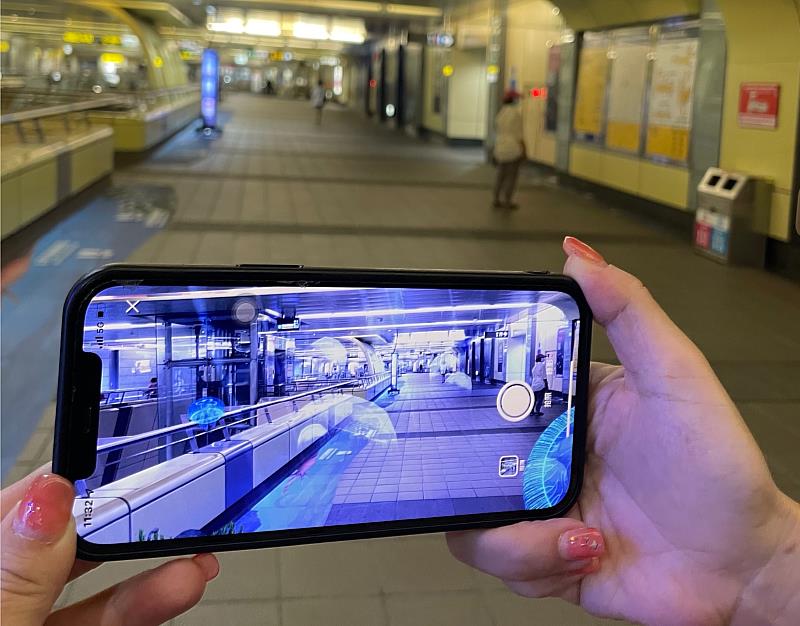 旅客能在捷運南京復興站B1轉乘區、B2大廳層透過站內光標籤機，掃描QR code下載App，搭配現場由遠傳建置的5G高速Wi-Fi，體驗5G AR互動遊樂園。