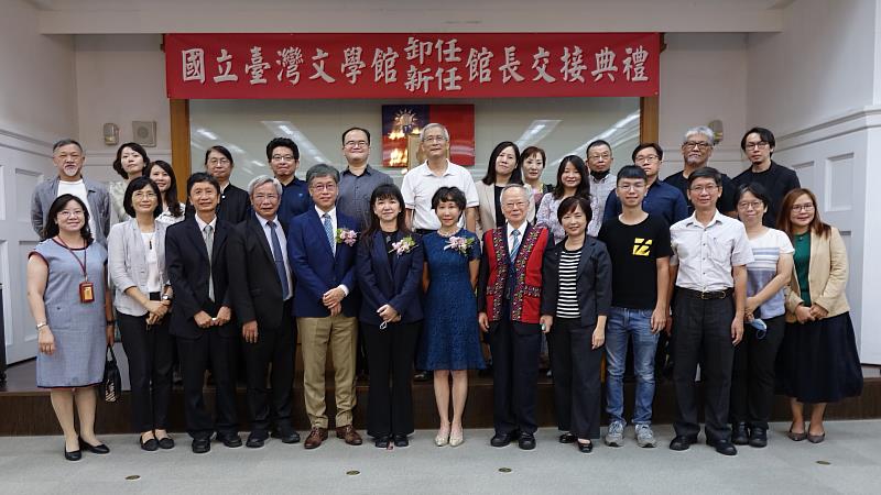 （前排左3起）成功大學中文系名譽教授陳昌明、臺灣中文學會理事長陳益源、卸任館長蘇碩斌、文化部政務次長李靜慧、新任館長林巾力、前臺文館長鄭邦鎮、文化部人文及出版司長陳瑩芳、臺灣師範大學臺灣語文學系助理教授呂美親（右1）；（後排）攝影家林柏樑（左1）、台文筆會長陳正雄（左7）、清華大學臺灣文學研究所長王鈺婷（右5）、李江却台語文教基金會董事長藍春瑞（右4）、作家巴代（右2）等與會貴賓合影。