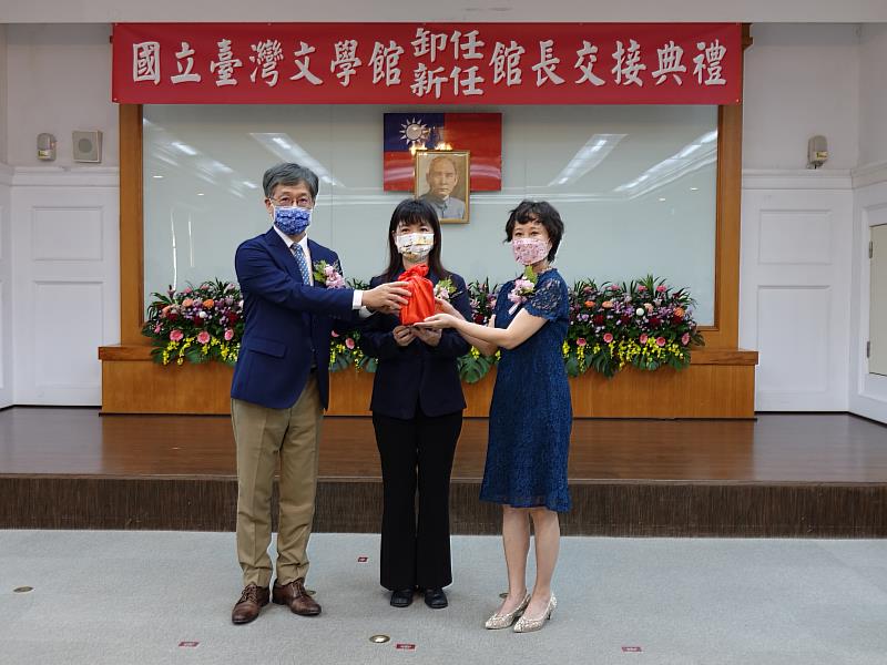 臺文館卸任、新任館長交接典禮（左起卸任館長蘇碩斌、文化部政務次長李靜慧、新任館長林巾力）