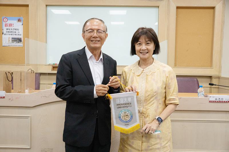 靜宜大學林思伶校長(右)致贈靜錦旗給予南華大學林聰明校長(左)。