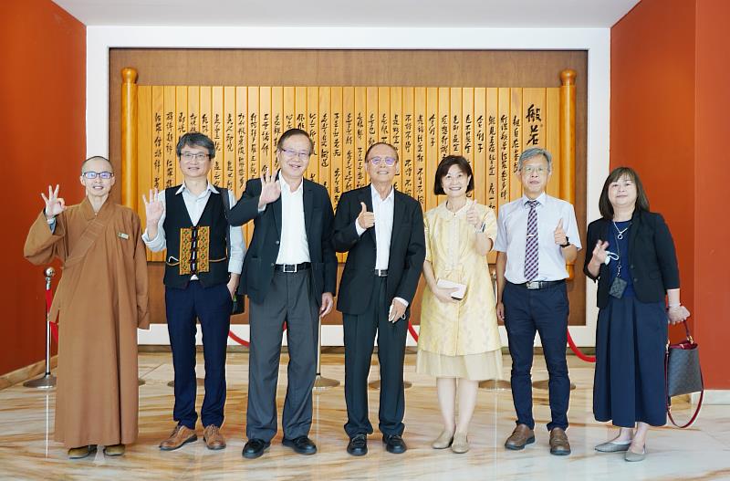靜宜大學林思伶校長(右3)蒞南華大學參訪交流，並參觀「臺灣生命教育意象館」，與林聰明校長(中)、林辰璋副校長(左3)及釋知賢院長(左1)合影。