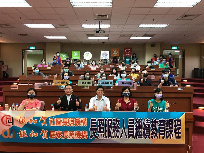 大合影。由左依序為立吉居家長照機構執行長黃淑芬、立吉科技照顧集團董事長黃財旺、優護平臺陳宏益董事長、中臺科技大學校長陳錦杏、中臺科技大學副研發長江青桂