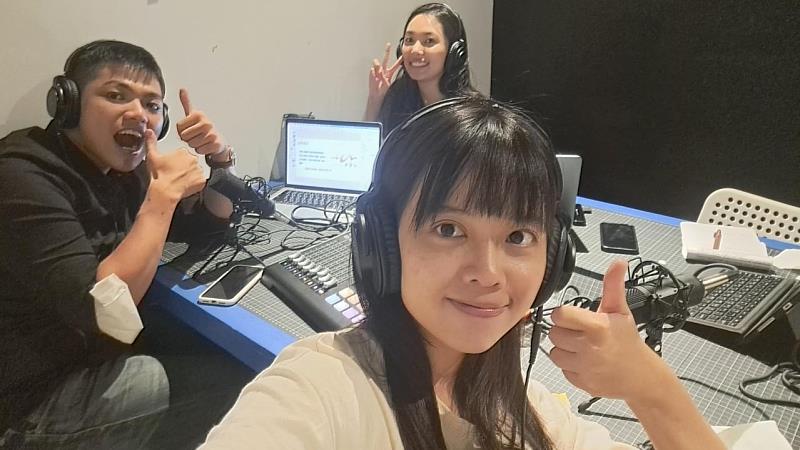 浪金山創辦人蔡文培(左1)與夥伴開心錄製浪金山Podcast節目