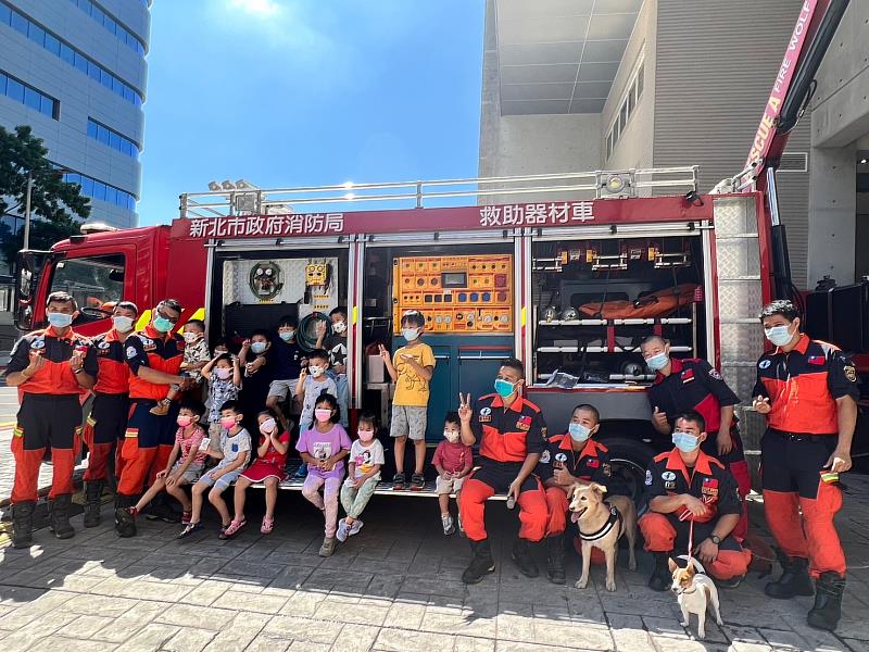 經過本次的體驗活動，我們了解到消防員要面對的是各式各樣的災害，也在活動中感受到消防員對孩子的親切及用心，更是保護市民的好鄰居。