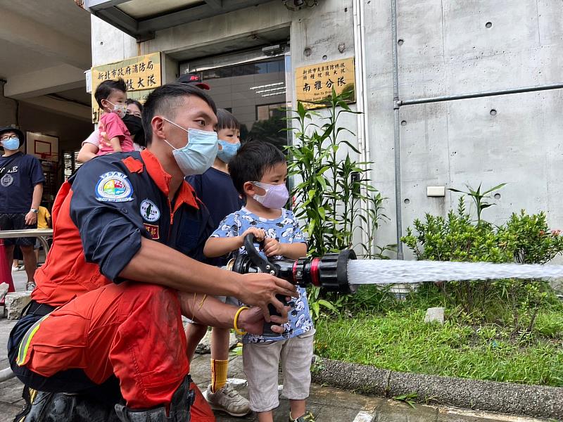 以體驗繩索垂降、迷你消防衣、射水靶射水及住警器安裝等闖關活動，吸引民眾的興趣，除了提升孩童防災知識外，同時也強化家長的防火觀念，達到寓教於樂的目的。