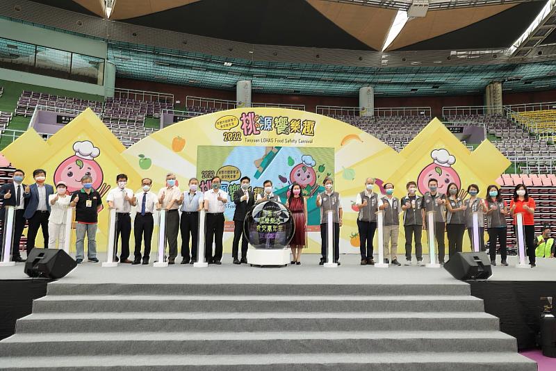 桃園市長鄭文燦市長帶領所有與會貴賓一同進行儀式，預祝活動圓滿成功。