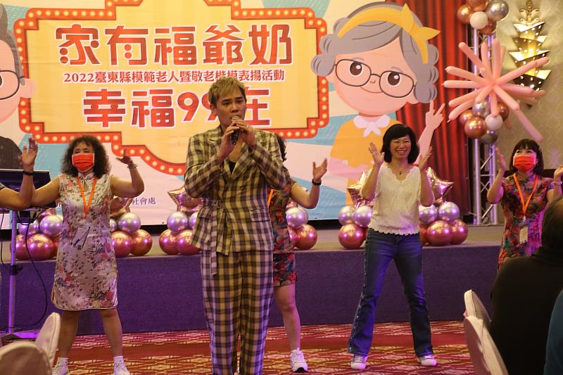 「家有福爺奶　幸福99在」 饒慶鈴表揚臺東38位模範老人及敬老楷模 打造有「愛」健康高齡友善城市