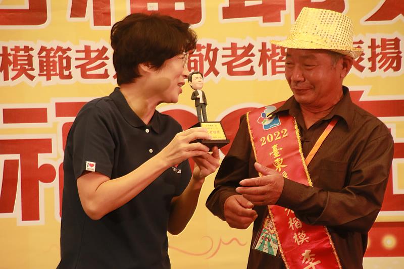 「家有福爺奶　幸福99在」 饒慶鈴表揚臺東38位模範老人及敬老楷模 打造有「愛」健康高齡友善城市