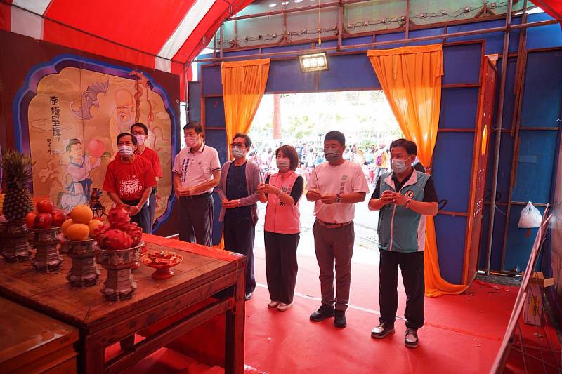 眾人一同上香祈福