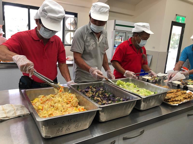 四芳村志工隊打菜備餐提供給社區長輩