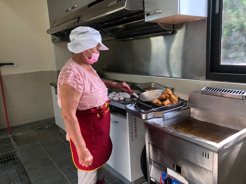 四芳村85歲志工張曾英阿嬤炸雞腿備餐