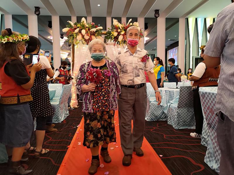 每對佳偶都走紅毯、花門，重溫結婚甜蜜