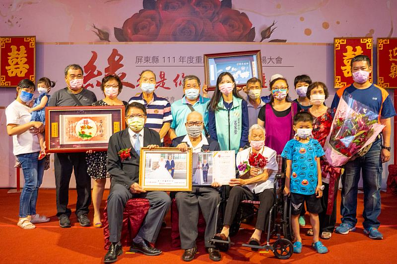 鹽埔鄉的94歲黃江稅及93歲的黃李秋菊，婚齡72年最久