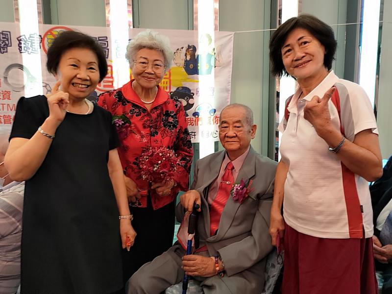 潮州鎮90歲黃雲立、83歲陳翠英夫婦結婚62年，當年的伴娘黃李敏（左一）和花童陳翠蓮