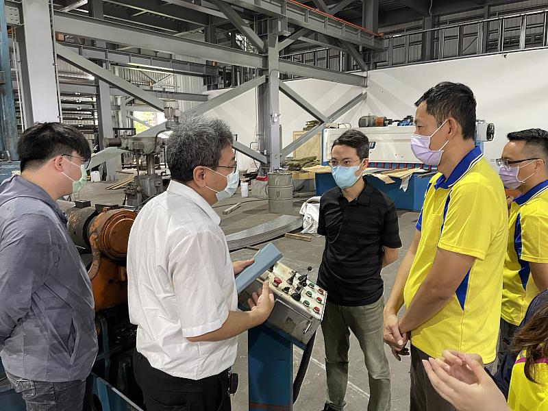 高市府經發局聯手金屬中心媒合相關資訊廠商，協助加銘鋼鐵導入智慧科技，改良既有製程，取代粗重、高危險的工作。