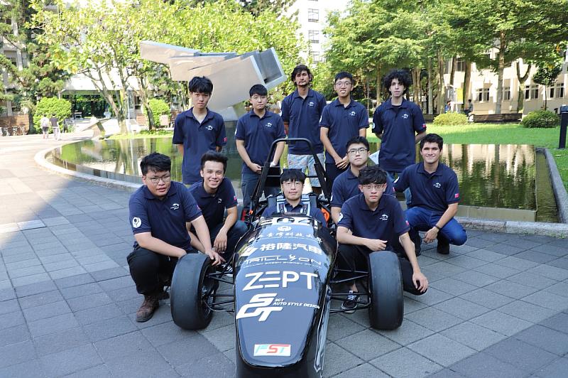 臺科大方程式電動賽車在校園內正式亮相，車隊成員與臺科大協助指導的老師們合影。