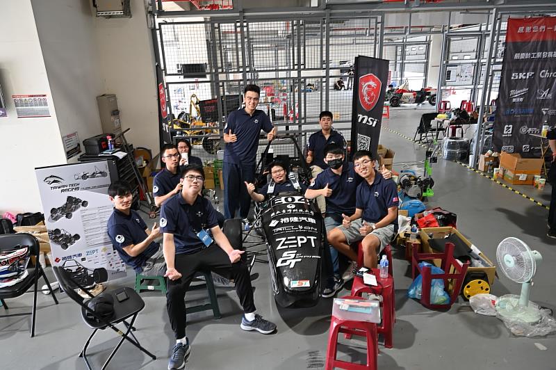 擁有賽車夢。臺科大學生組電動車隊，許多技職競賽好手加入。