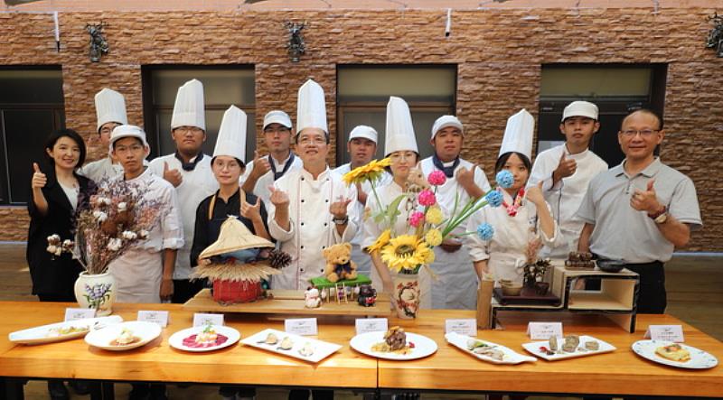育達科大副校長龍清勇(圖右1)鼓勵學生不要因疫情而中斷餐飲賽事，透過學習和分享料理最美好的餐飲故事