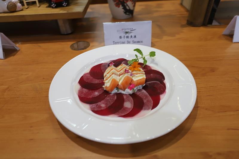 「水梨鮭魚凍」使用三灣水梨加入高檔食材