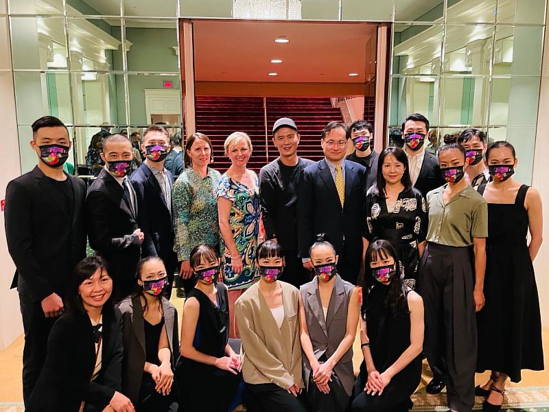 雲門舞集藝術總監鄭宗龍（上排左6）及舞者於首演後，與駐休士頓辦事處長羅復文（上排左7）伉儷、Performing Arts Houston總監Meg Booth（上排左4）等人合影。