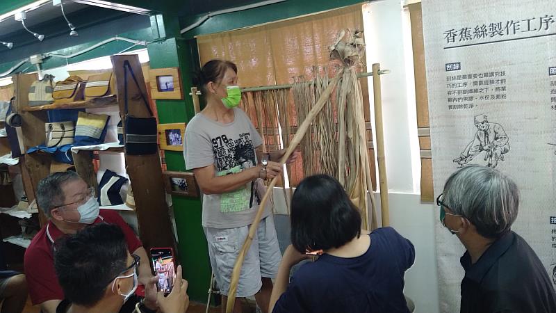 南大師生前往香蕉絲工坊體驗傳統織布工藝