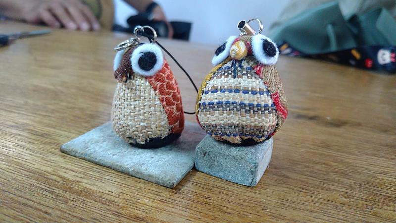 參與學生體驗製作香蕉絲工藝作品