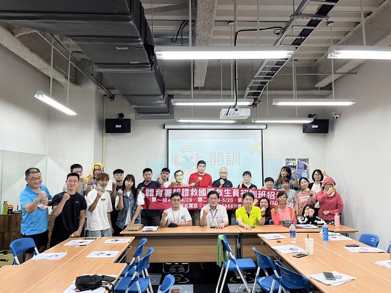 桃園市南區青少年活動中心教練群參加慧行盃全國救生游泳錦  標賽創佳績！