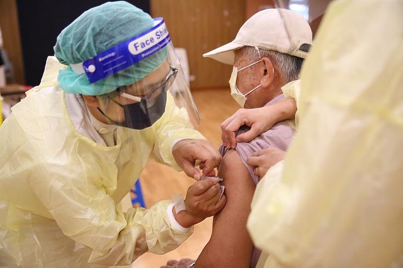 花蓮慈濟醫院在10月3日，正式開始施打公費流感疫苗，首日為65歲以上長者集中施打場次，預計為200名長者接種疫苗。