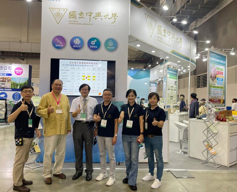 中興大學產學研鏈結中心副主任吳耿東（左3）與團隊成員