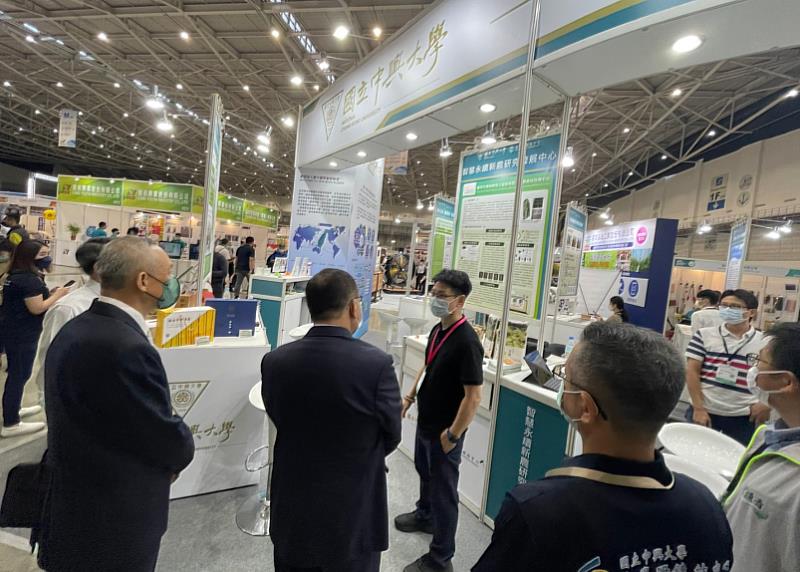 中興大學朱彥煒教授向來訪漁業署張署長及農委會及外交部等長官簡報展出之智慧農業技術