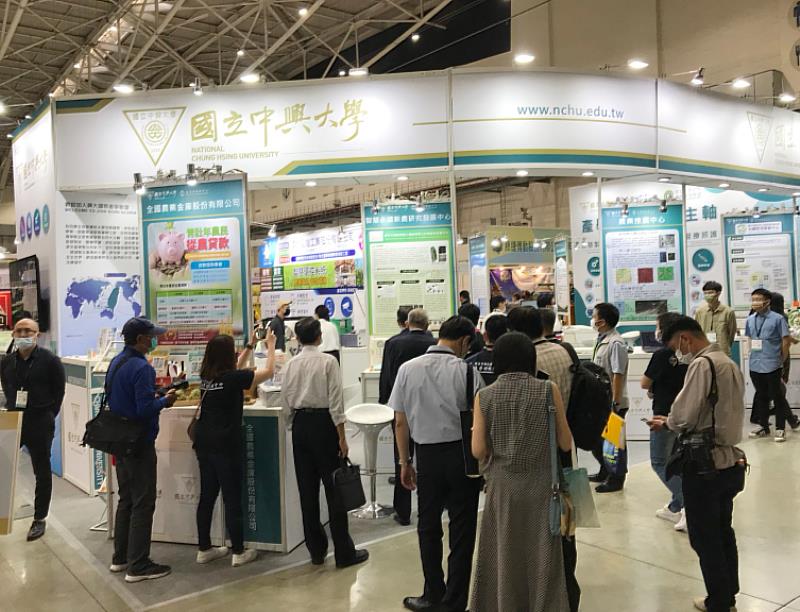 民眾及廠商參觀中興大學展示攤位