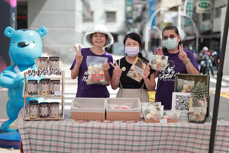 鹽埕世界盃奶茶節還結合文創市集，有勞動部多元就業單位擺攤，還有輔導癲癇患友的閃電包子鋪(圖)、安泰社區所製作的養生茶，及高科大文創系與高科大的相關產品。